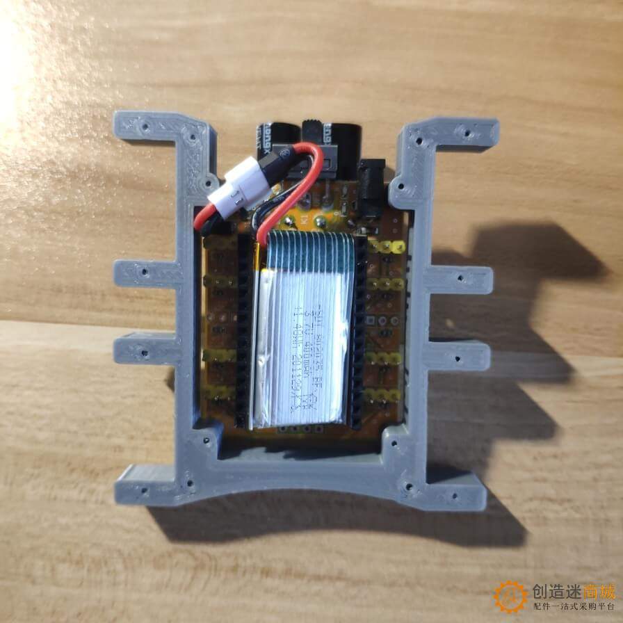 第二步：安装电池和主板