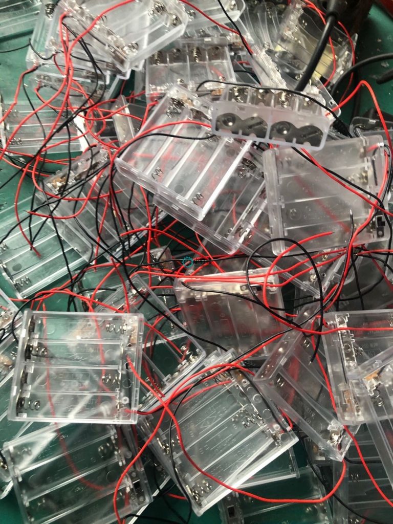 一个客户定制的电池盒，用于机器人