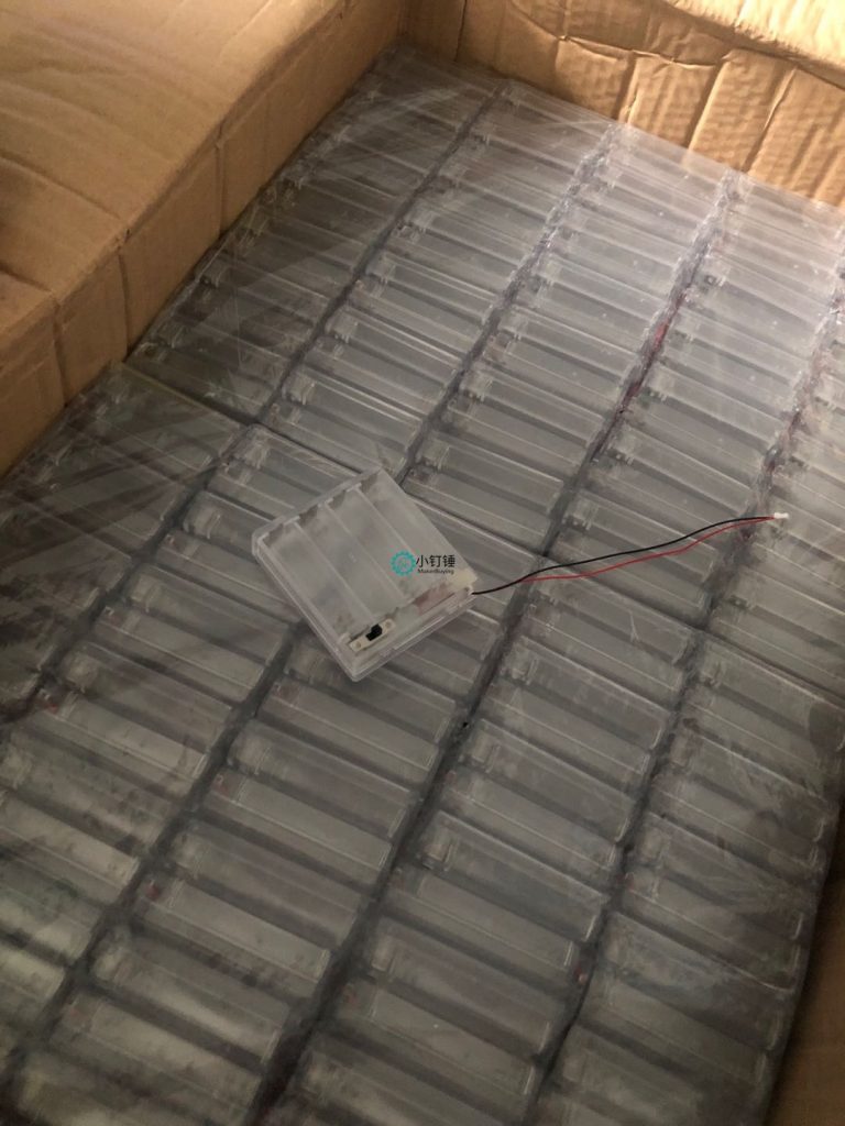 一个客户定制的电池盒，用于机器人