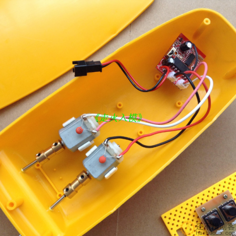 迷你小船2.4G遥控器 距离100米双电机DIY小船 儿童遥控船 电动船