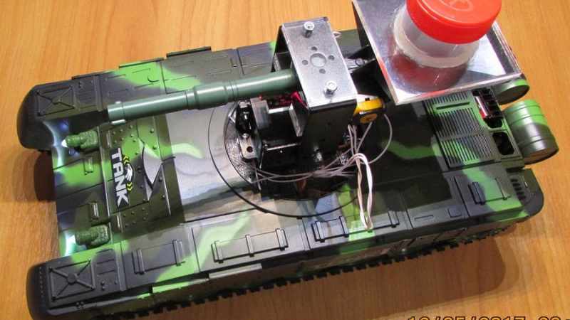 俄罗斯网友制作的arduino机枪坦克黑武器，带瞄准射击