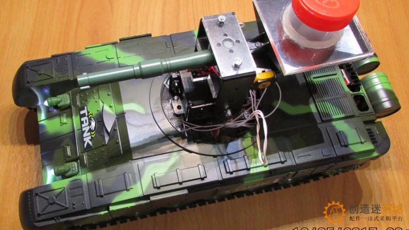俄罗斯网友制作的arduino机枪坦克黑武器，带瞄准射击