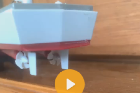 网友徒手制作的巡洋舰双螺旋桨舵机桨控制方向