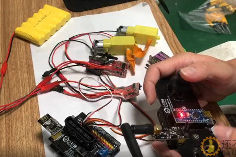 arduono  NRF2004l 制作的遥控器控制2个舵机和两个直流电调控制马达速度