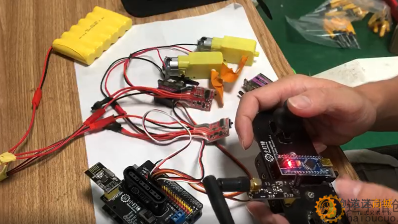 arduono  NRF2004l 制作的遥控器控制2个舵机和两个直流电调控制马达速度