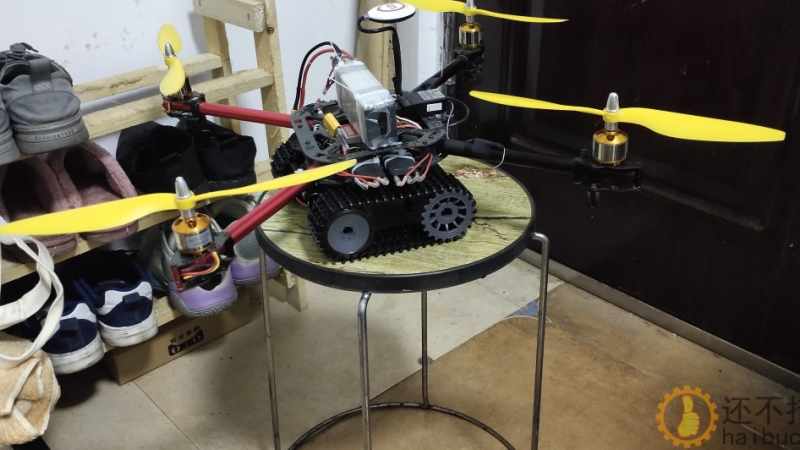 网友做的坦克无人机案例，起飞成功