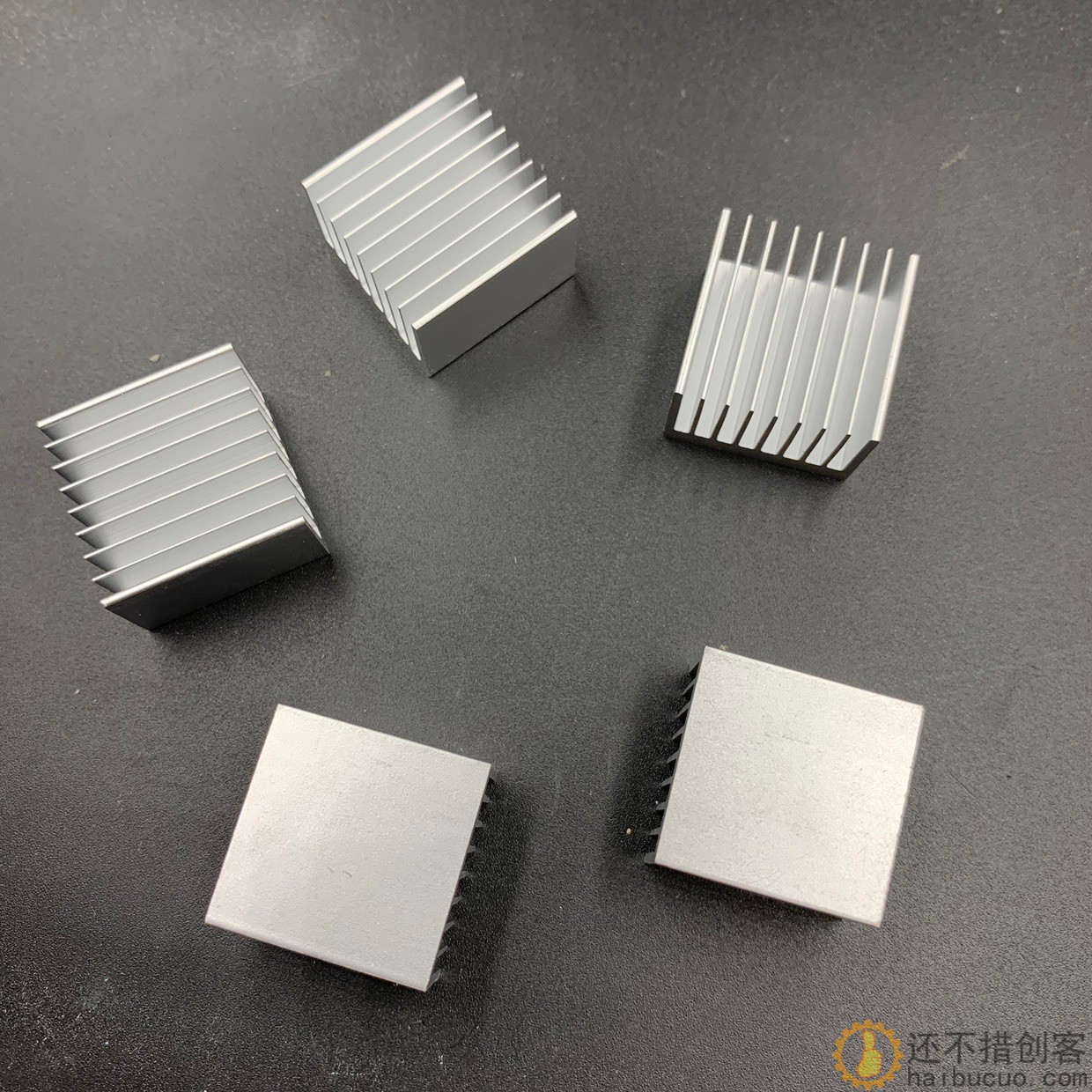 迷你铝散热器 全新 长宽高2.3×2.3×1.5cm 散热片SN1059