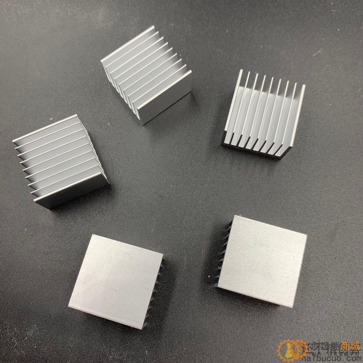 迷你铝散热器 全新 长宽高2.3×2.3×1.5cm 散热片SN1059