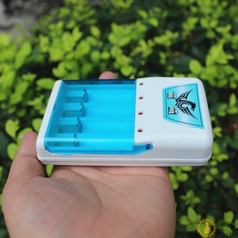 镍镉镍氢电池充电器 可同时充电4节5号或7号（AA或AAA）电池SNB84