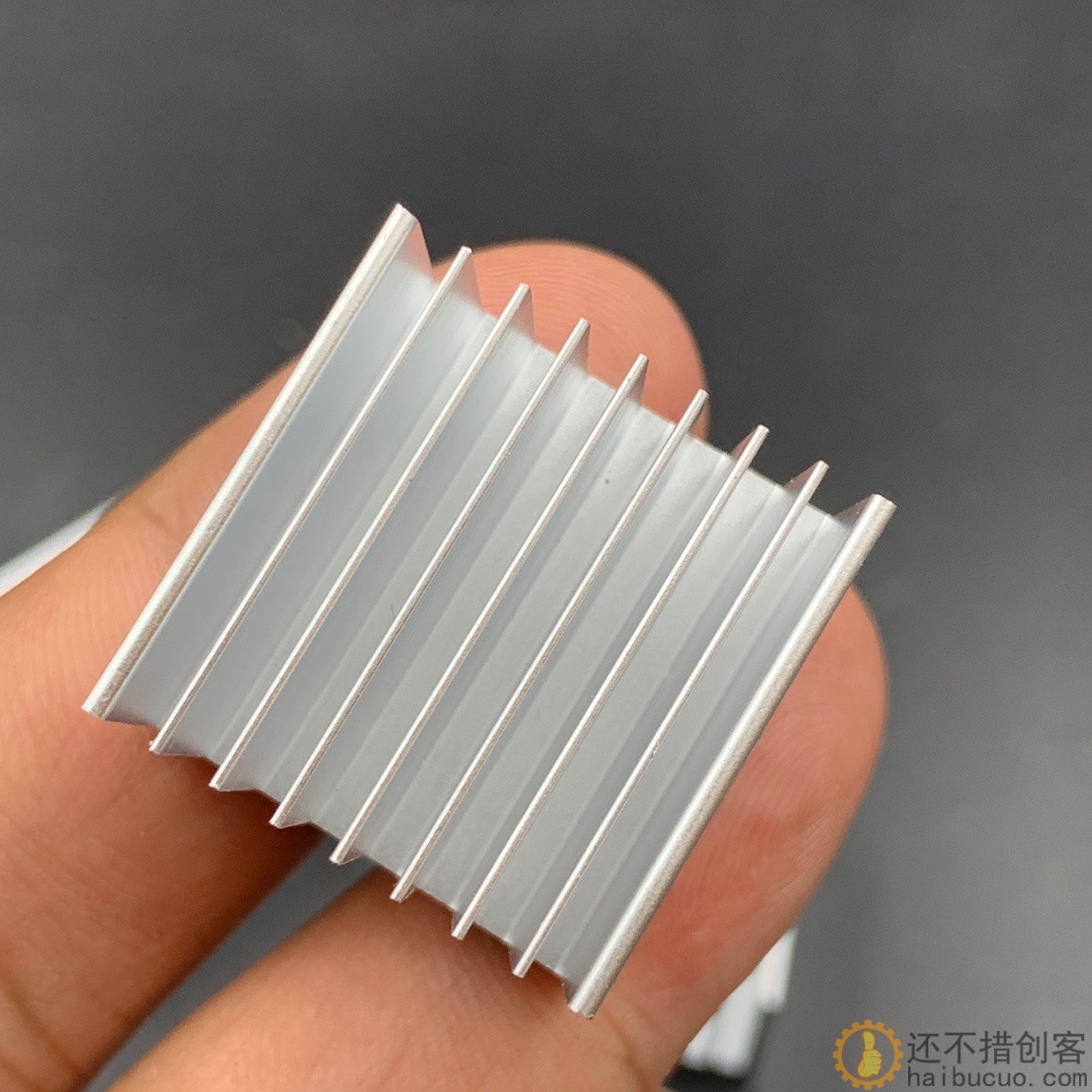 迷你铝散热器 全新 长宽高2.3×2.3×1.5cm 散热片SN1059