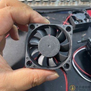 5015风扇 5厘米宽厚1.5厘米 5V供电 风量很大 噪音也大 新的SN1058