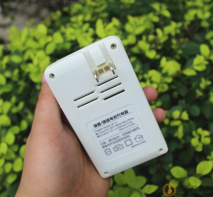 镍镉镍氢电池充电器 可同时充电4节5号或7号（AA或AAA）电池SNB84