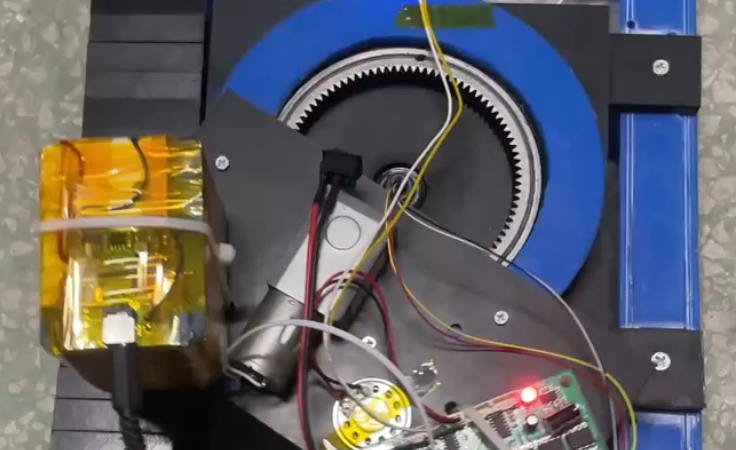 自制挖机：看看这个自己做的挖机底盘的转向结构 网友：不思量 自难忘