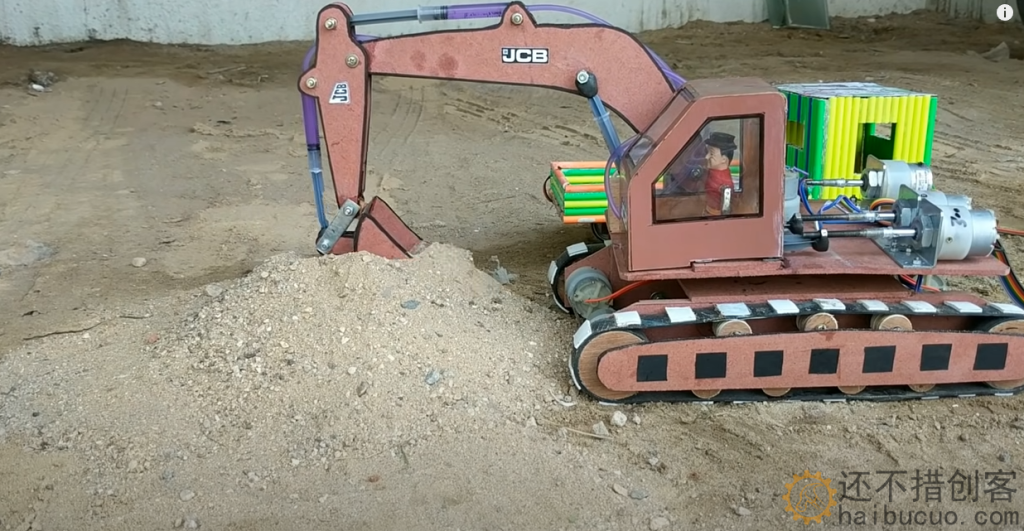 国外网友用纸板注射器自制挖掘机详细视频教程 JCB 播放量超1亿
