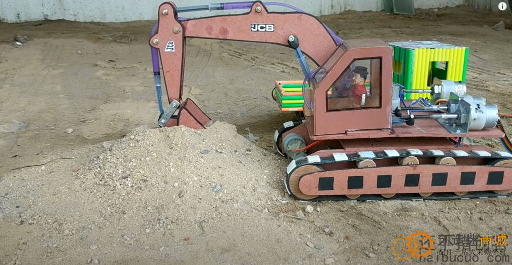 国外网友用纸板注射器自制挖掘机详细视频教程 JCB 播放量超1亿