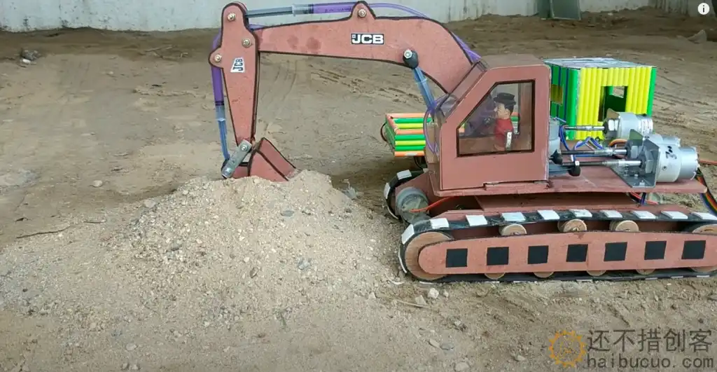 国外网友用纸板注射器自制挖掘机详细视频教程 JCB 播放量超1亿