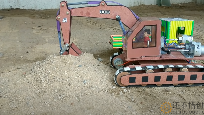 国外网友用纸板注射器自制挖掘机详细视频教程 JCB 播放量超1亿