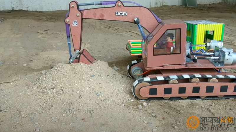 国外网友用纸板注射器自制挖掘机详细视频教程 JCB 播放量超1亿