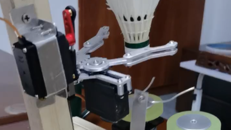 微信网友柴火旺：制作的羽毛球自动发球器