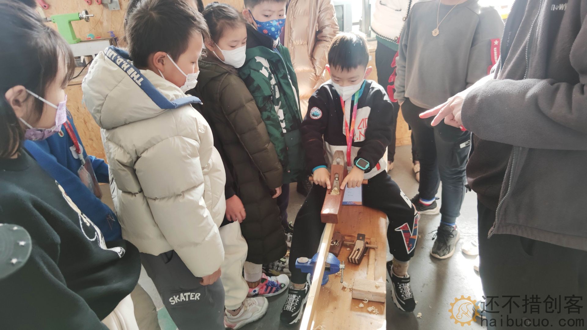 青版财经小记者走进爱智作匠创空间 学习卯榫结构 争做“小鲁班”