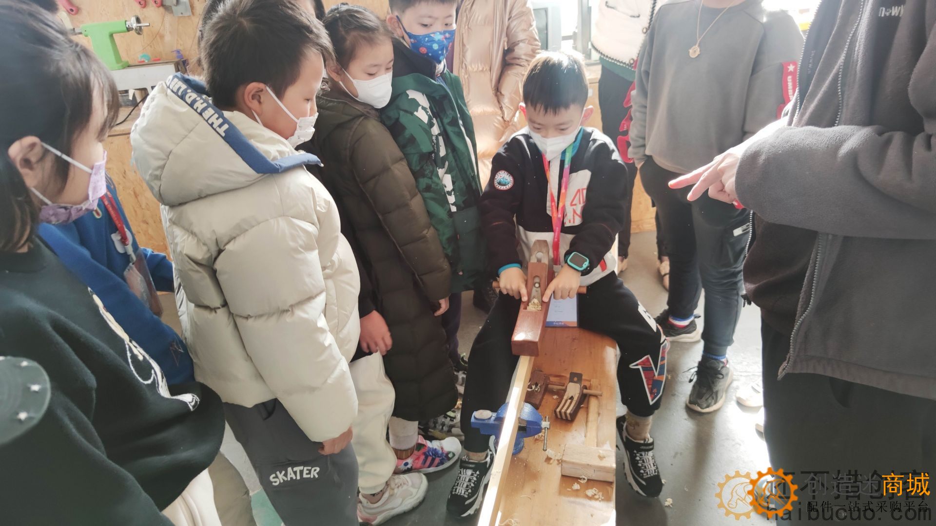 青版财经小记者走进爱智作匠创空间 学习卯榫结构 争做“小鲁班”