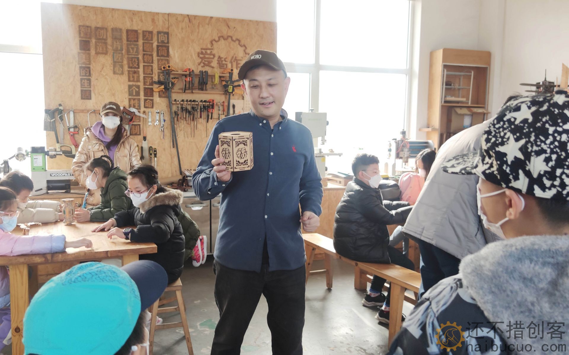 青版财经小记者走进爱智作匠创空间 学习卯榫结构 争做“小鲁班”