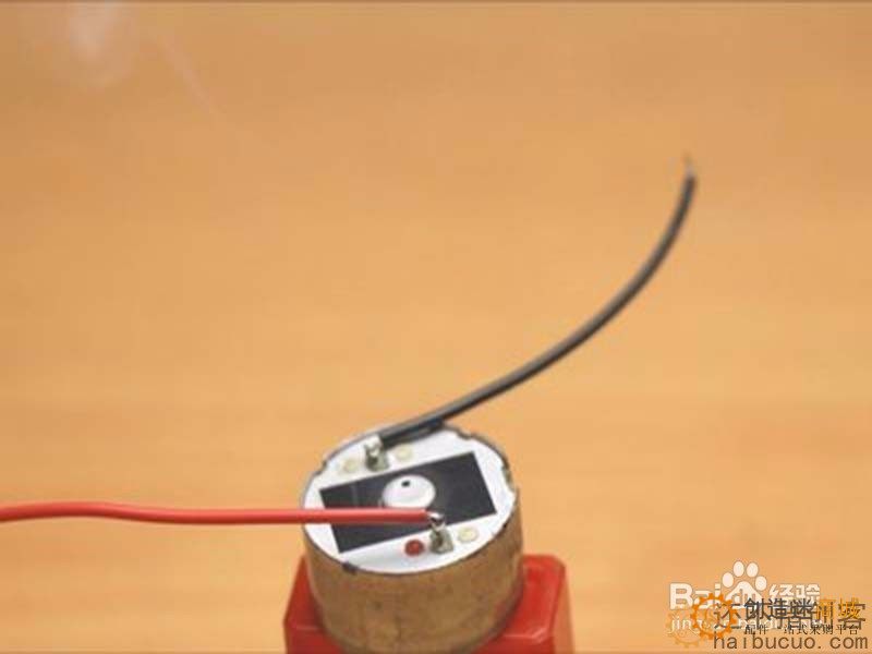 如何用纸板做一个太阳能驱动的小车