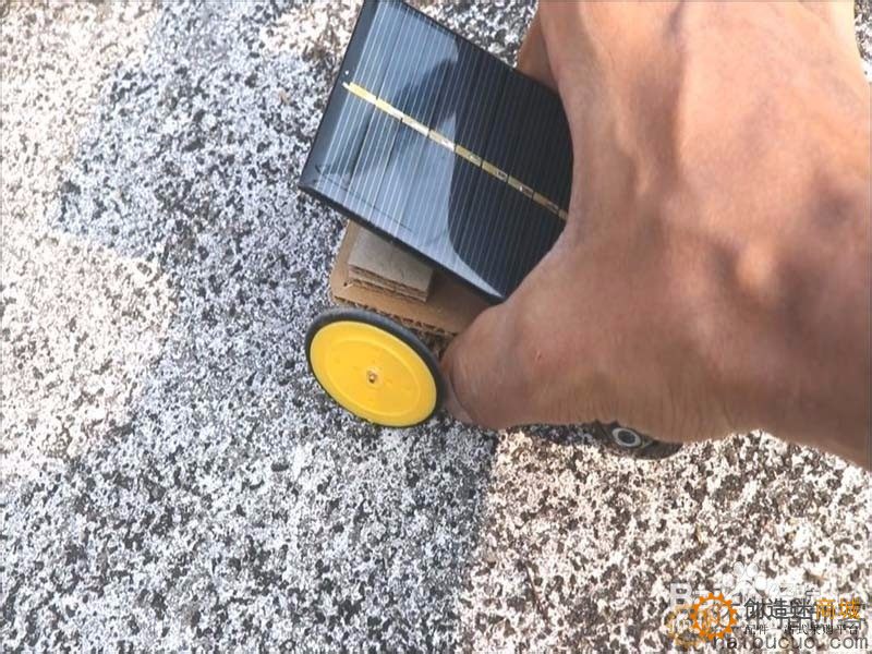 如何用纸板做一个太阳能驱动的小车