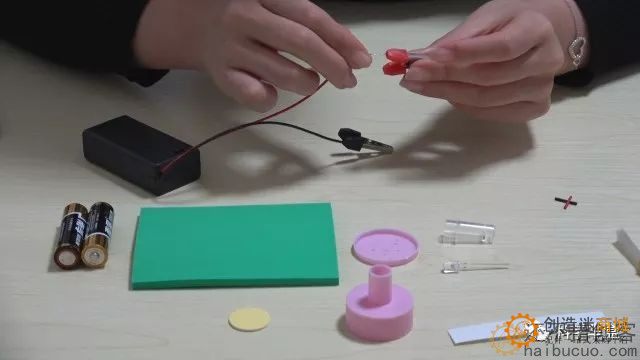 如何制作一个多彩光纤灯？