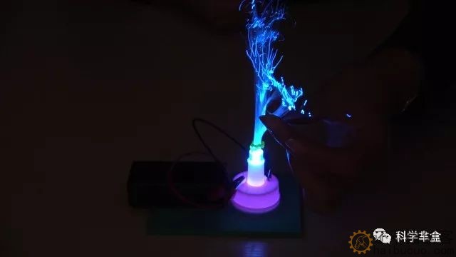 如何制作一个多彩光纤灯？
