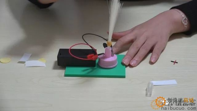 如何制作一个多彩光纤灯？