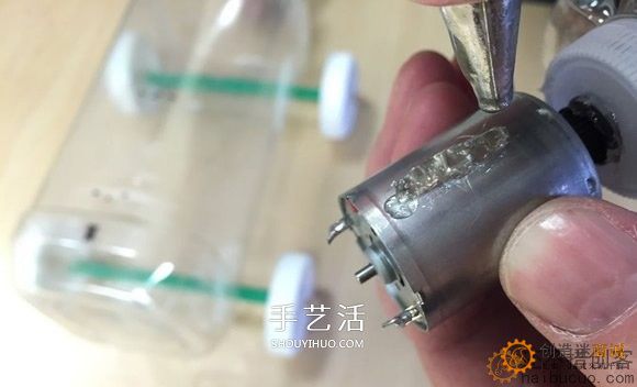 如何制作一个瓶子电动风力小车？用瓶子，瓶盖，马达，扇叶