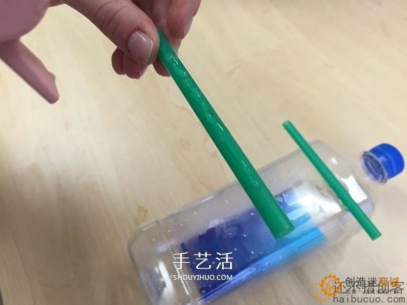 如何制作一个瓶子电动风力小车？用瓶子，瓶盖，马达，扇叶