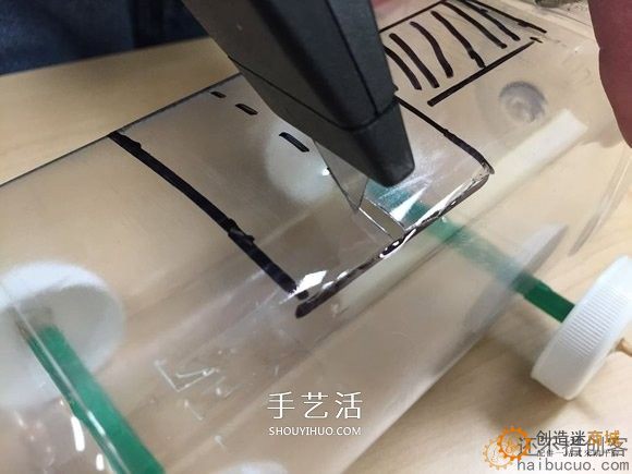 如何制作一个瓶子电动风力小车？用瓶子，瓶盖，马达，扇叶