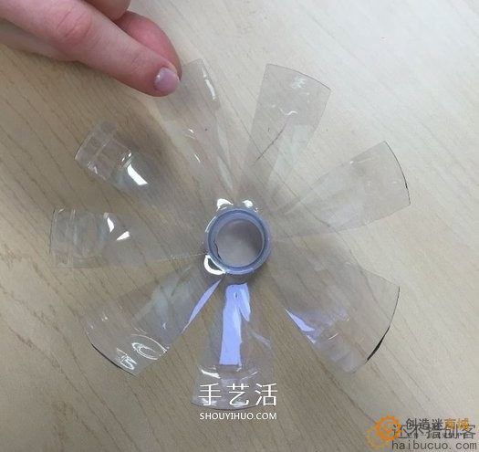 如何制作一个瓶子电动风力小车？用瓶子，瓶盖，马达，扇叶