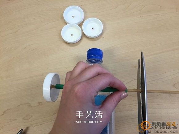 如何制作一个瓶子电动风力小车？用瓶子，瓶盖，马达，扇叶
