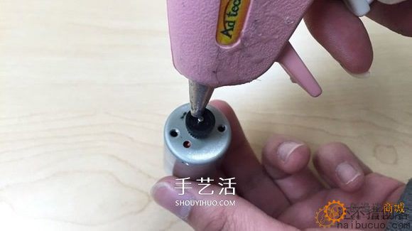 如何制作一个瓶子电动风力小车？用瓶子，瓶盖，马达，扇叶