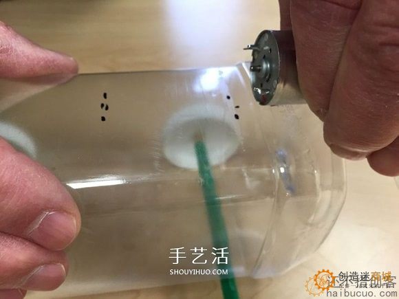 如何制作一个瓶子电动风力小车？用瓶子，瓶盖，马达，扇叶