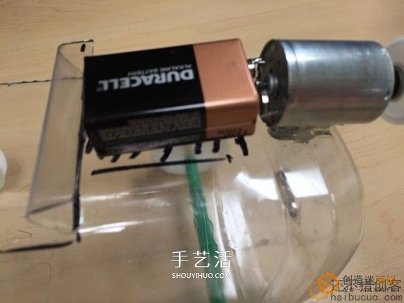 如何制作一个瓶子电动风力小车？用瓶子，瓶盖，马达，扇叶