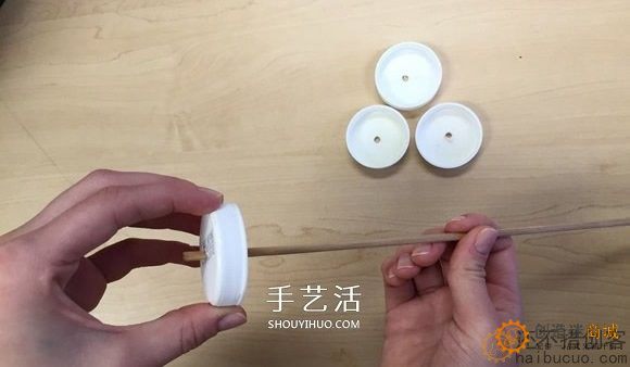 如何制作一个瓶子电动风力小车？用瓶子，瓶盖，马达，扇叶