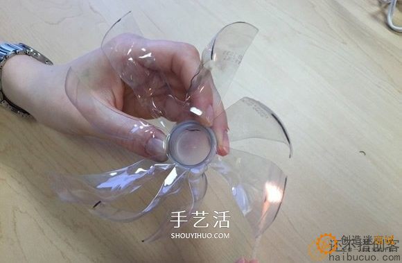 如何制作一个瓶子电动风力小车？用瓶子，瓶盖，马达，扇叶