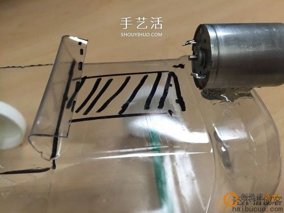 如何制作一个瓶子电动风力小车？用瓶子，瓶盖，马达，扇叶