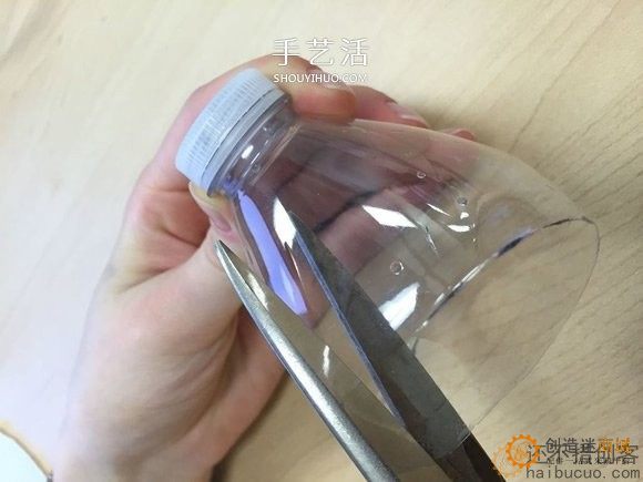 如何制作一个瓶子电动风力小车？用瓶子，瓶盖，马达，扇叶