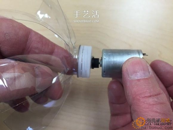 如何制作一个瓶子电动风力小车？用瓶子，瓶盖，马达，扇叶