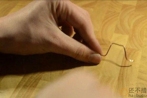 科技小制作：制作一个震动小蜘蛛，用9V电池、铜丝、130小马达