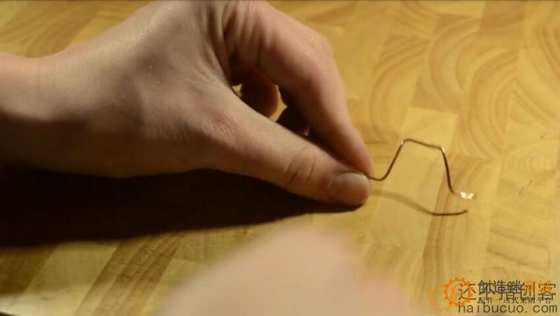 科技小制作：制作一个震动小蜘蛛，用9V电池、铜丝、130小马达