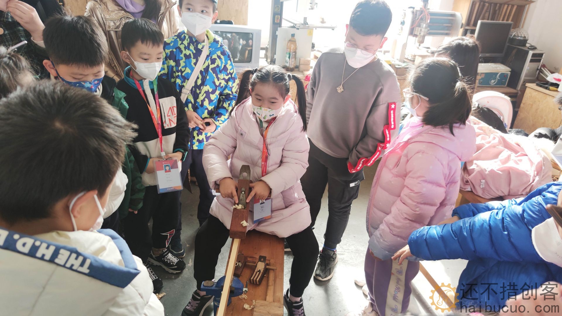 青版财经小记者走进爱智作匠创空间 学习卯榫结构 争做“小鲁班”