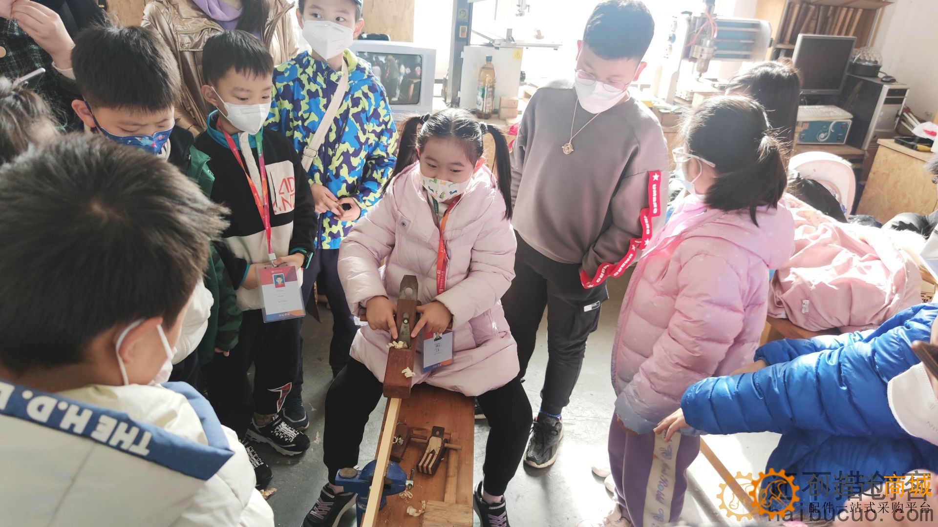 青版财经小记者走进爱智作匠创空间 学习卯榫结构 争做“小鲁班”