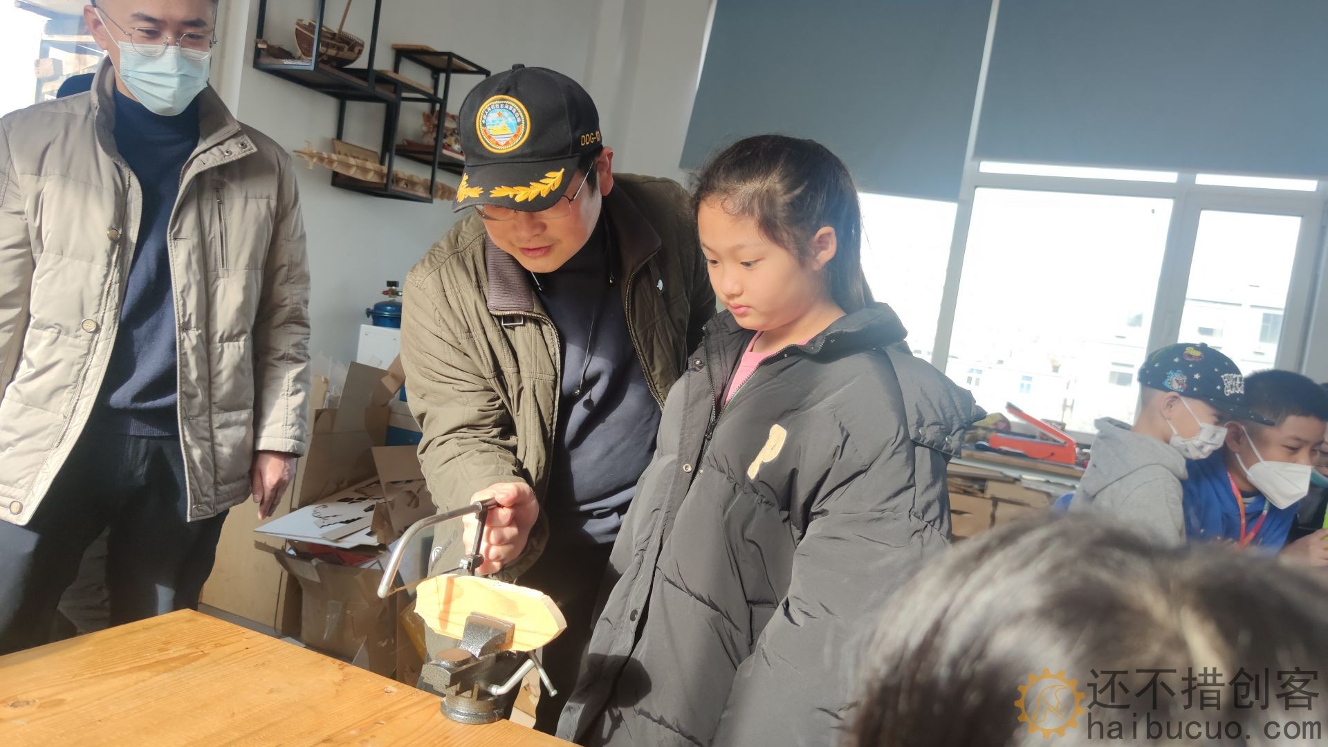 青版财经小记者走进爱智作匠创空间 学习卯榫结构 争做“小鲁班”