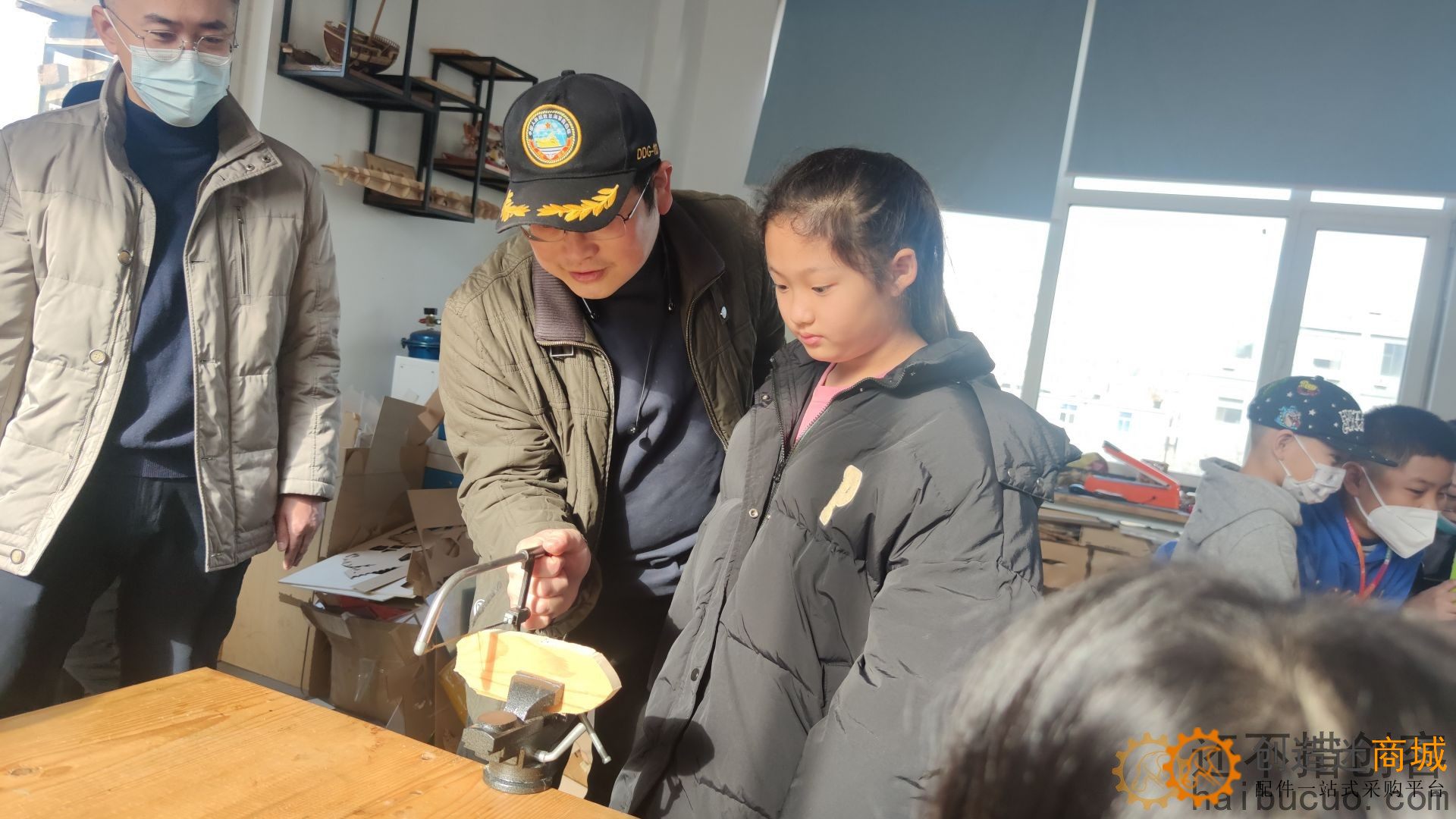 青版财经小记者走进爱智作匠创空间 学习卯榫结构 争做“小鲁班”